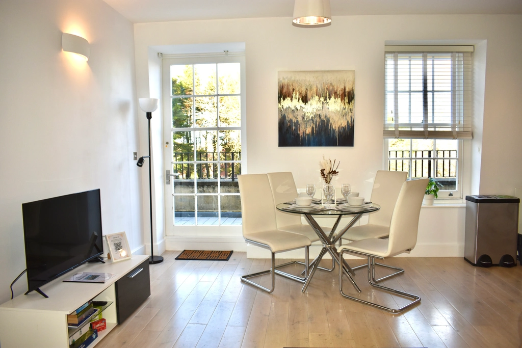 Serene Central Flat with Balcony12